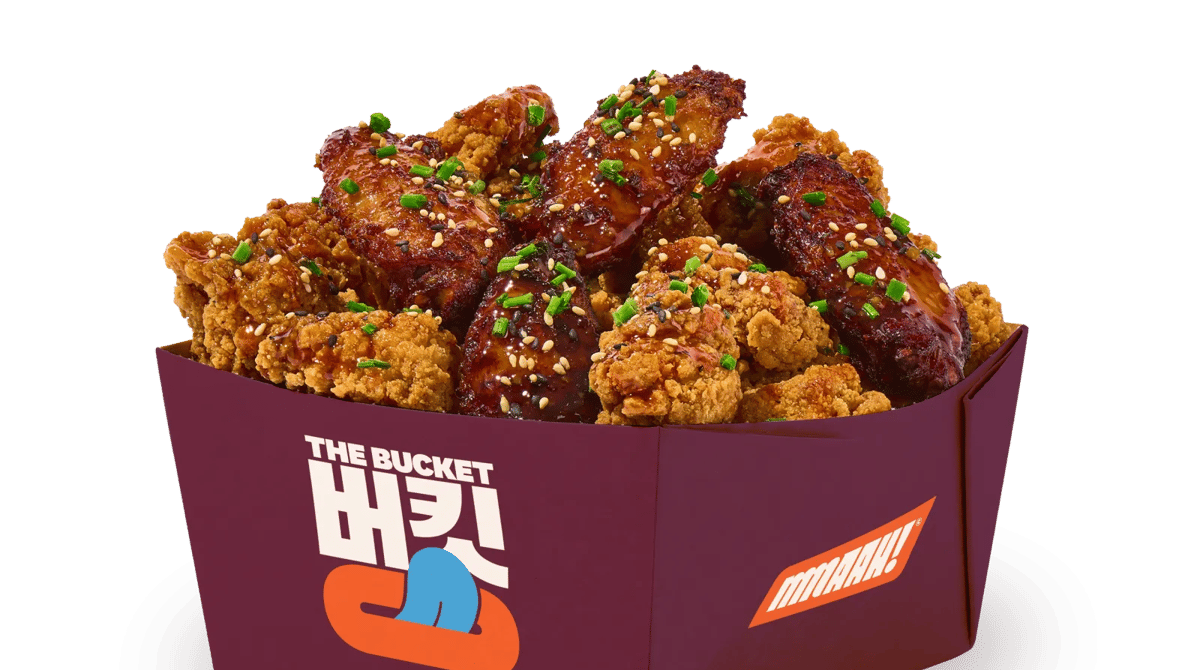 Mixed Bucket von Mmaah mit Crispy Chicken Bites und Korean BBQ Wings