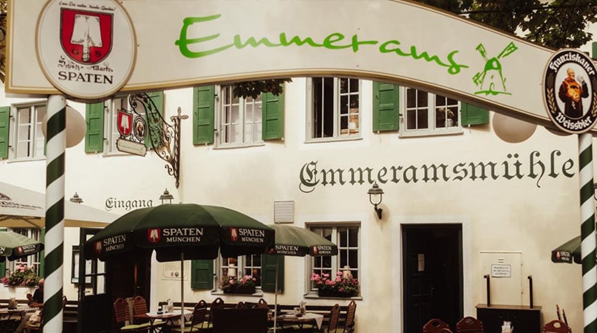 Biergarten der Emmeramsmühle unter altem Baumbestand