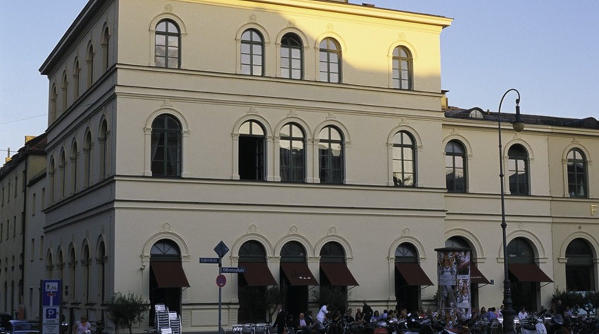 Außenansicht des gelben Hauses am Odeonsplatz mit den Markisen der Bar