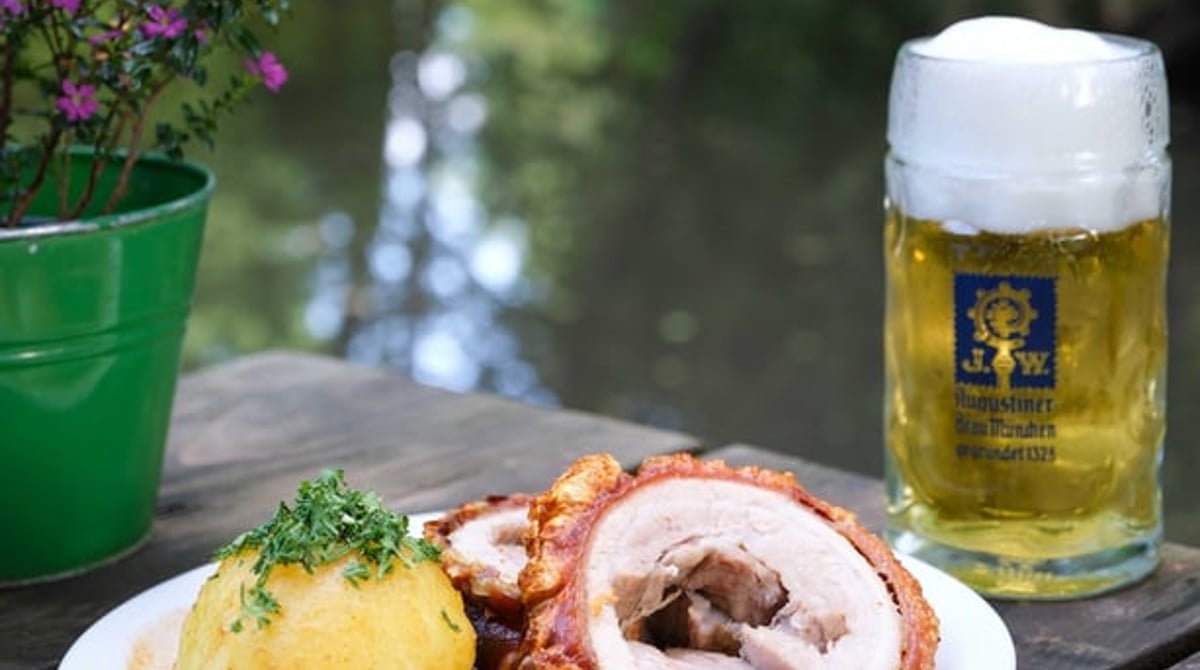 Schweinerollbraten mit Knödel und eine Maß Augustiner vor dem Wasser der Würm