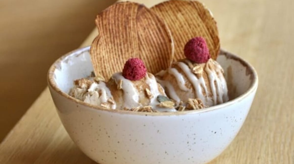 iceDate Bowl mit Eis, Müsli, Apfelchips und Himbeere in einer Keramikschale