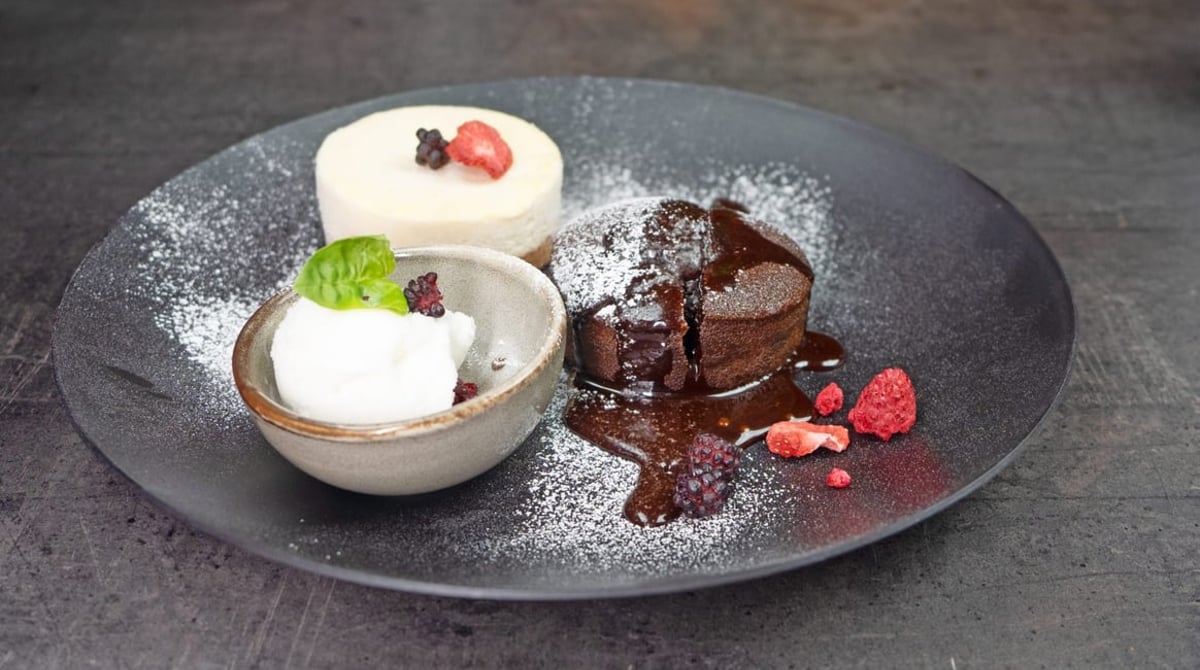Dessertteller mit Schokoladenkuchen, Eis und Beeren