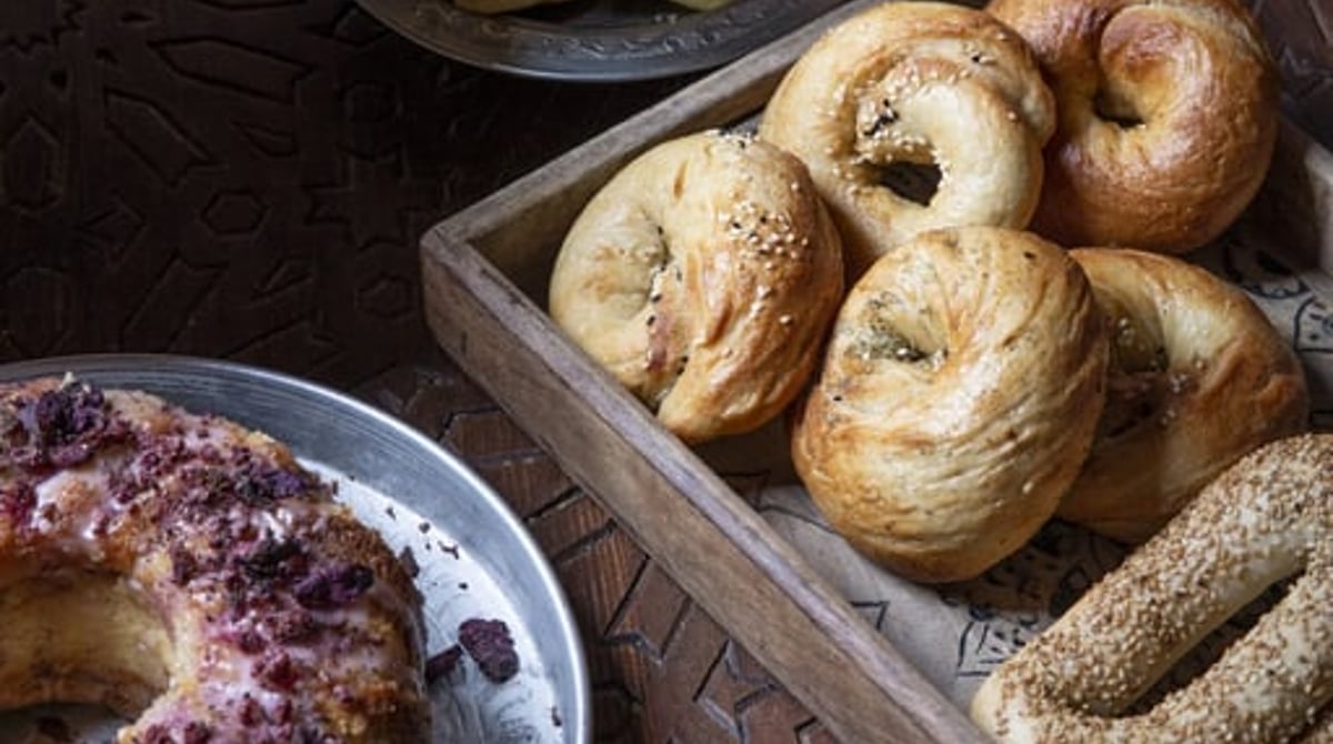 Etagere mit Gebäck, Sesamringen, Kuchen und Keksen in Holzkisten