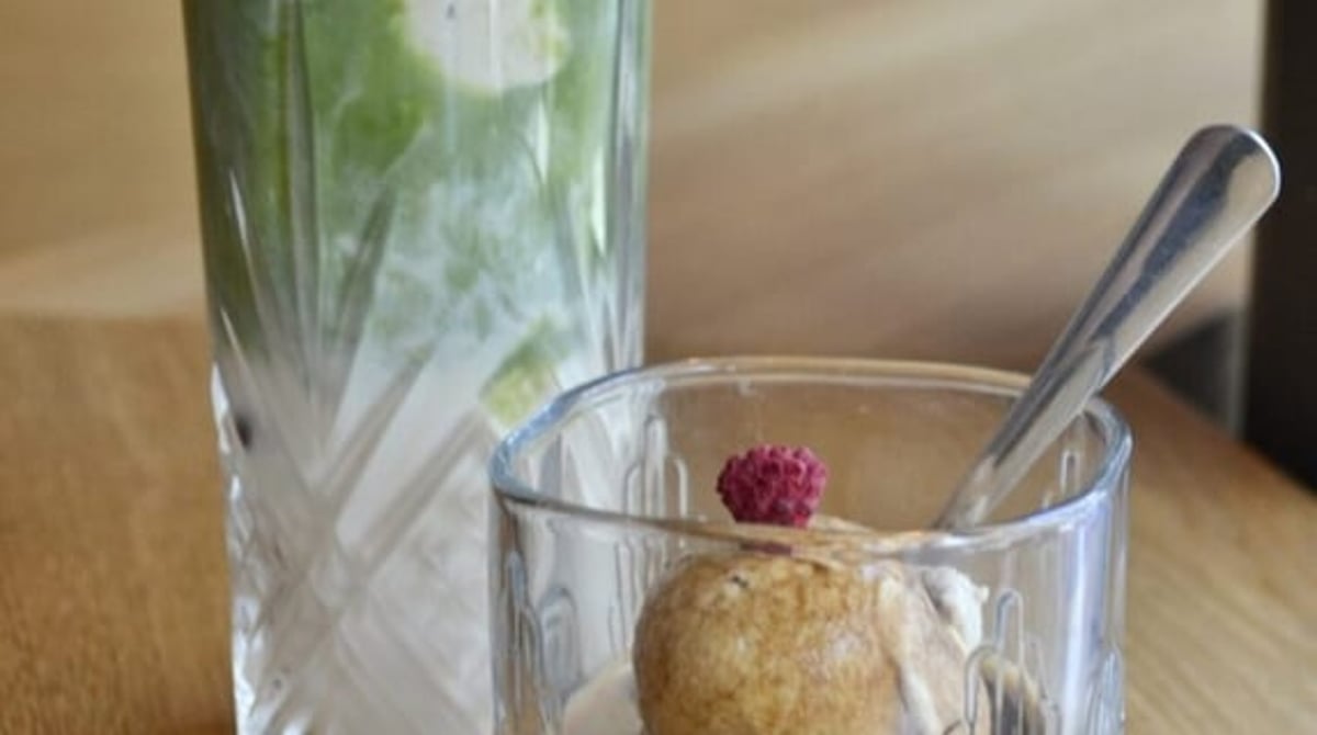 Eiskalter Matcha im Glas und Affogato mit einer Kugel Eis