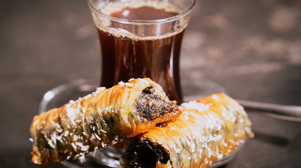 Baklava-Röllchen und ein Glas Tee bei Django's