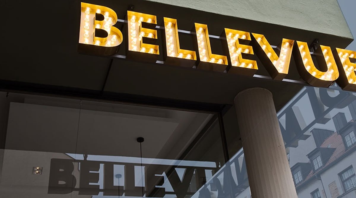 Leuchtschrift „Bellevue“ über dem Eingang des Cafés