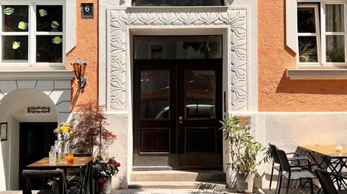 Hauseingang der Bodega Dali mit Tischen davor