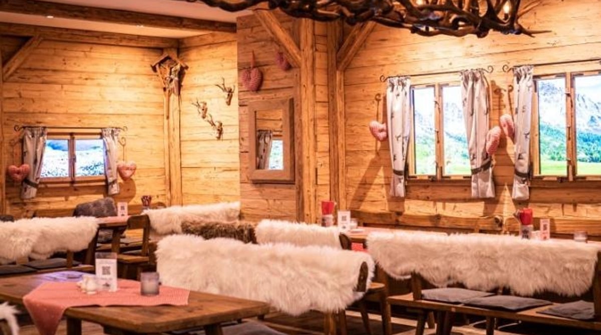 Almstüberl im Hofbräukeller mit Holzvertäfelung, Fellauflagen und Geweihleuchter