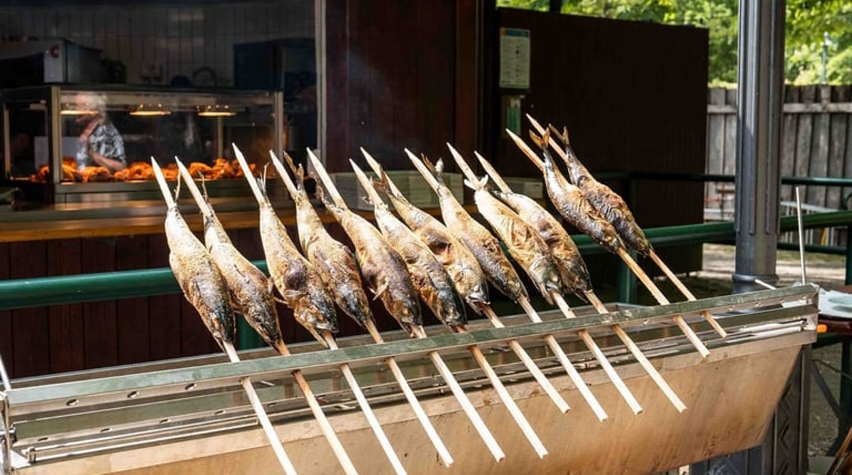 Steckerlfische auf dem Grill am Stand „Frisch vom Grill“