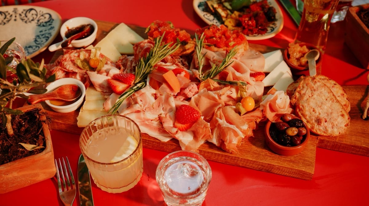 Toskanische Wurst- und Käseplatte mit Rosmarin