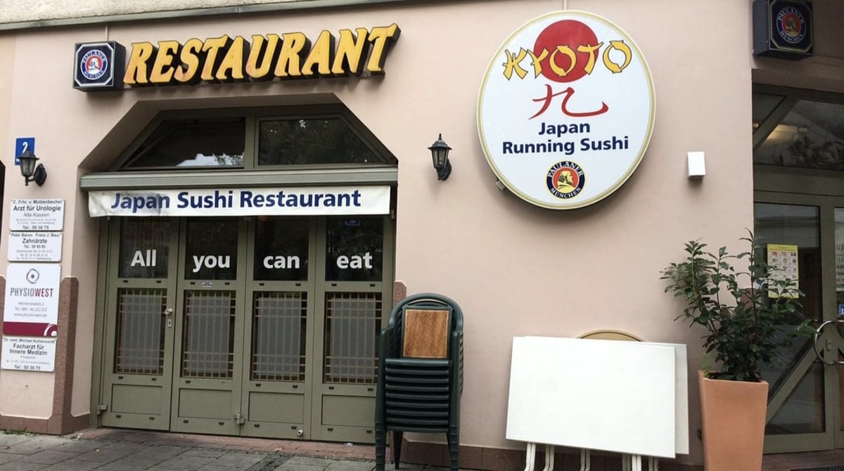 Außenansicht des Kyoto Running Sushi am Heimeranplatz 2 mit Schild „Kyoto Japan Running Sushi“ und dem Schriftzug „All you can eat“ an der Eingangstür