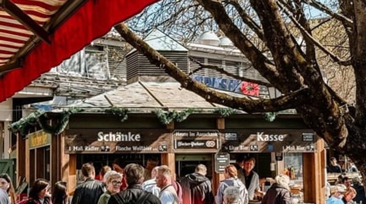 Schänke mit Markise im Biergarten