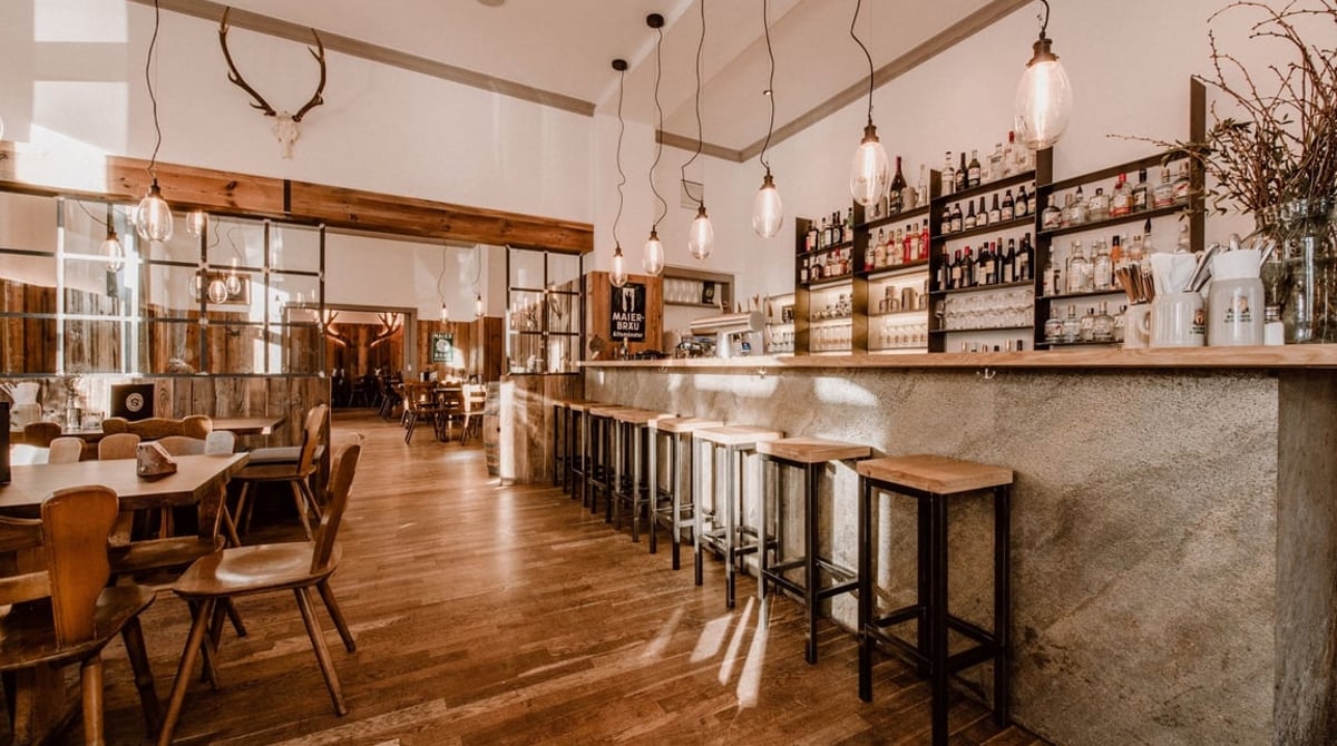 Bar mit Flaschenregal und Hängelampen im Wirtshaus Hohenwart