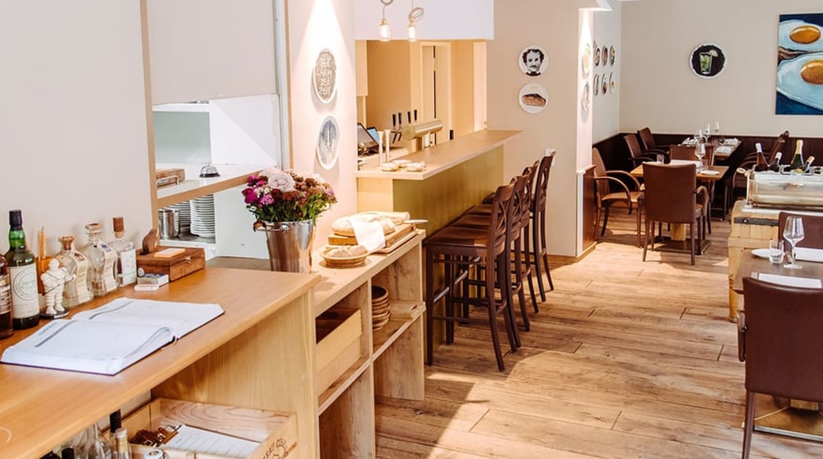 Gastraum des Restaurants Ederer mit Holzboden, Bar und Tischen