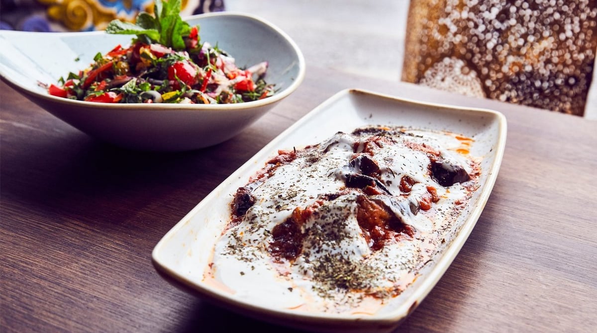 Vegetarisches Gericht mit Aubergine auf Quark und ein Salat im Chopan
