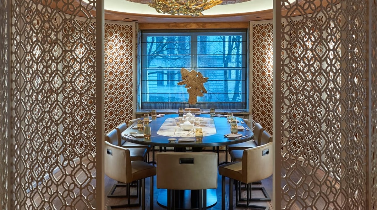 Halbprivater Speiseraum im Matsuhisa Munich mit rundem Tisch, Fenster und Wandschirmen mit Ornamentmuster