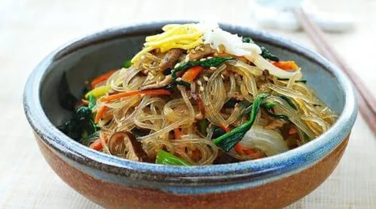 Japchae, gebratene Glasnudeln mit Gemüse