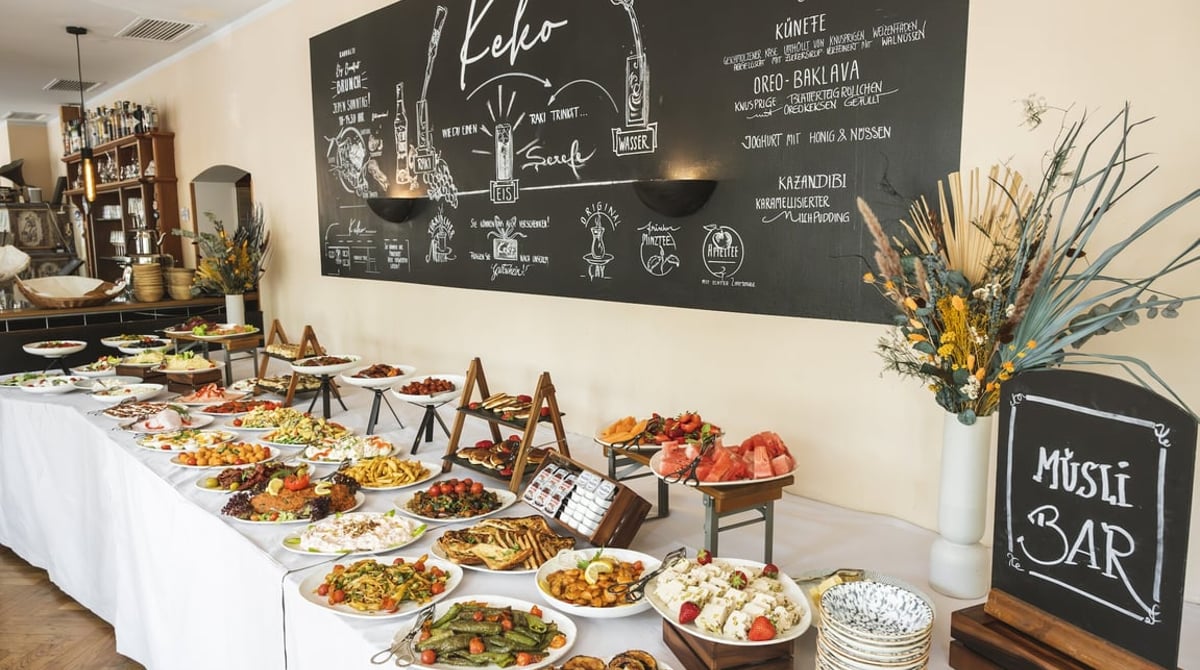 Brunch-Buffet mit zahlreichen Platten, Meze und Tafel im KeKo