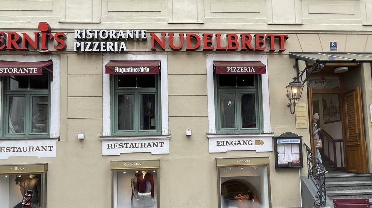 Fassade von Berni's Nudelbrett am Petersplatz in München mit rotem Schriftzug Ristorante Pizzeria