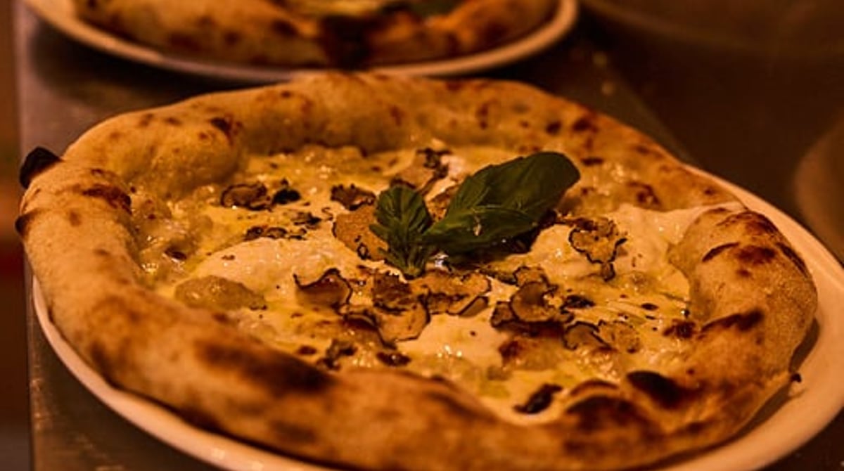 Pizza Tartufo mit Trüffel und Stracciatella auf dem Pass im AMEA