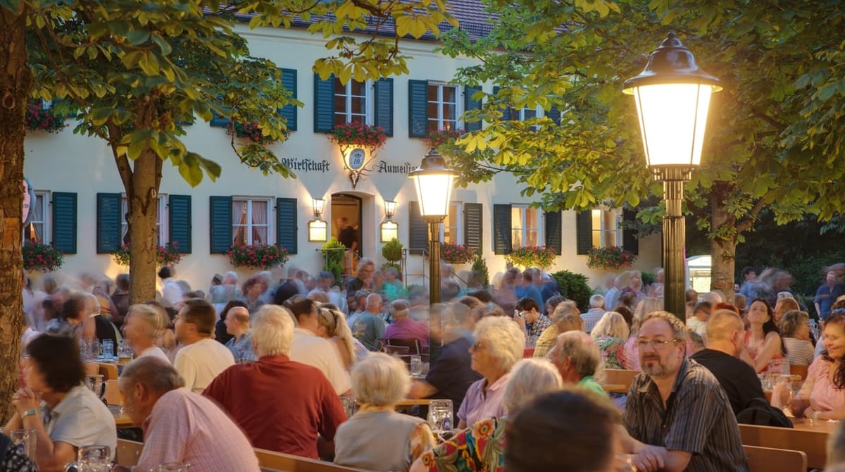 Gäste im Biergarten des Aumeister vor dem Haus