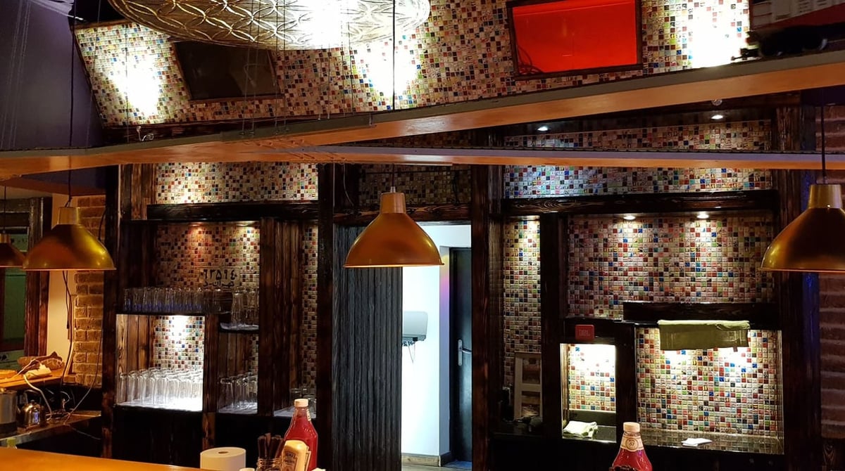 Tresen von Taste my Burger mit Mosaikfliesen und Hängeleuchten