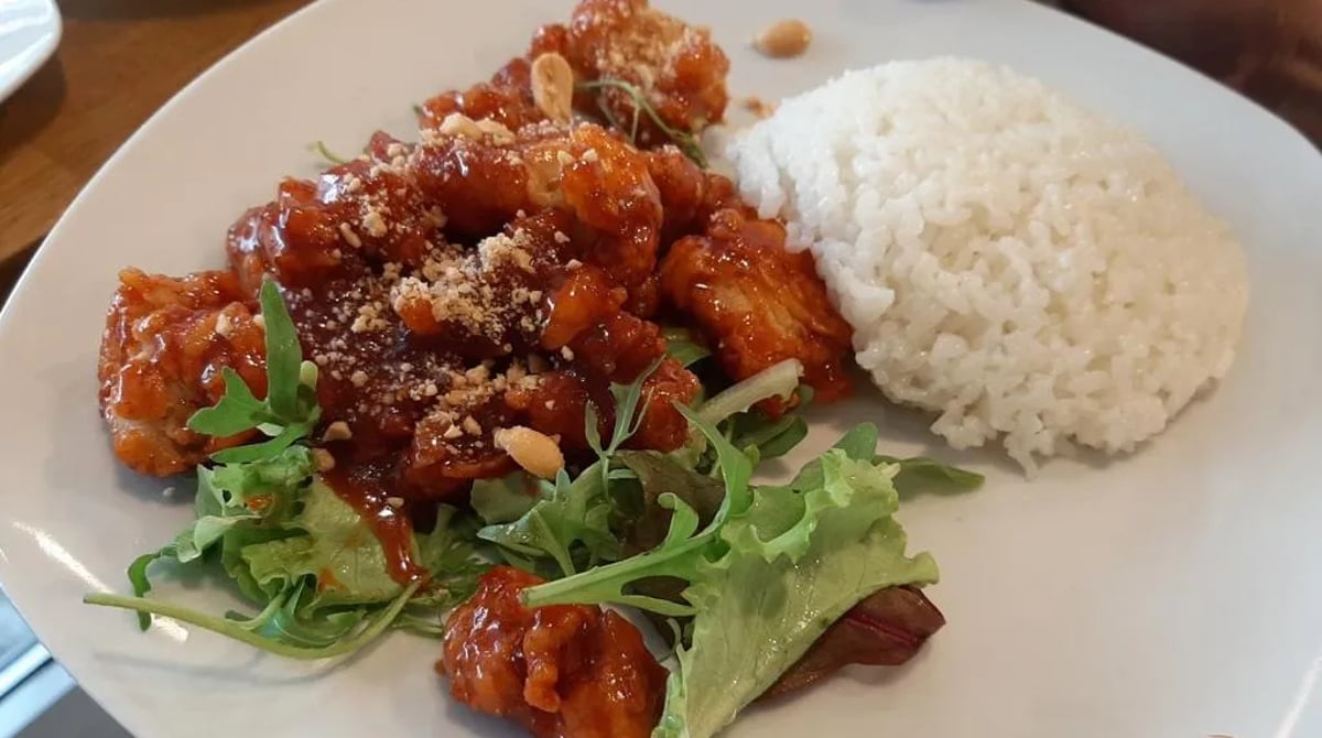 Dakkangjung, frittiertes Hähnchen in scharfer Honigglasur mit Erdnüssen