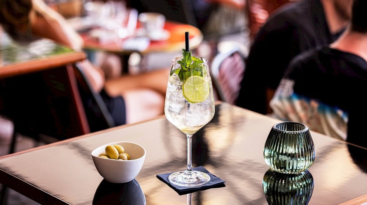 Spritz mit Oliven auf einem Tisch im Belforte