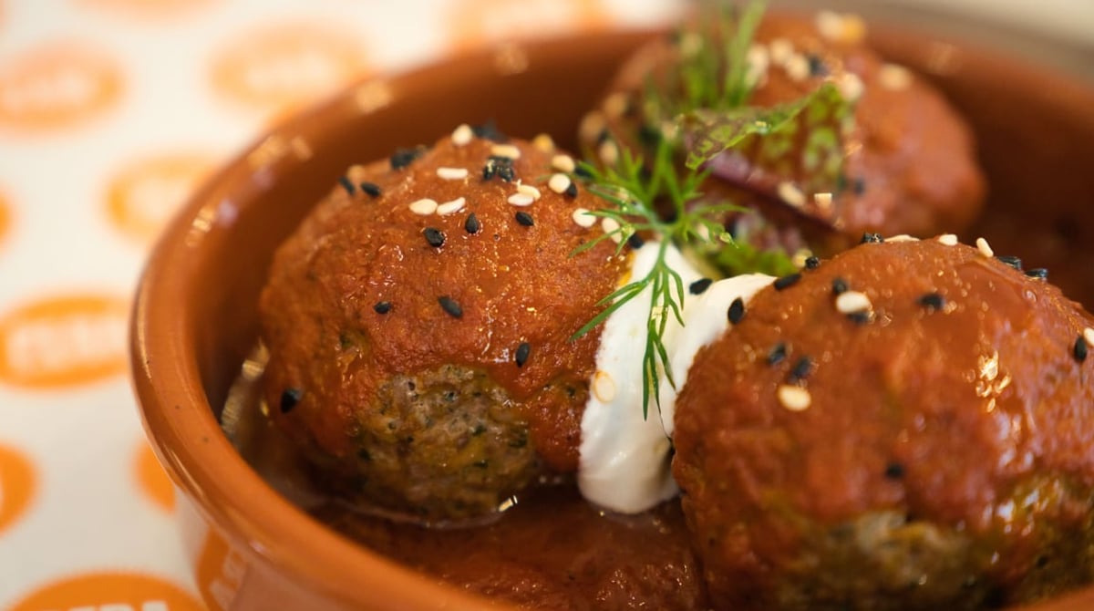 Mama's Köfte in Tomatensauce mit Joghurt und Dill im Pera Meze