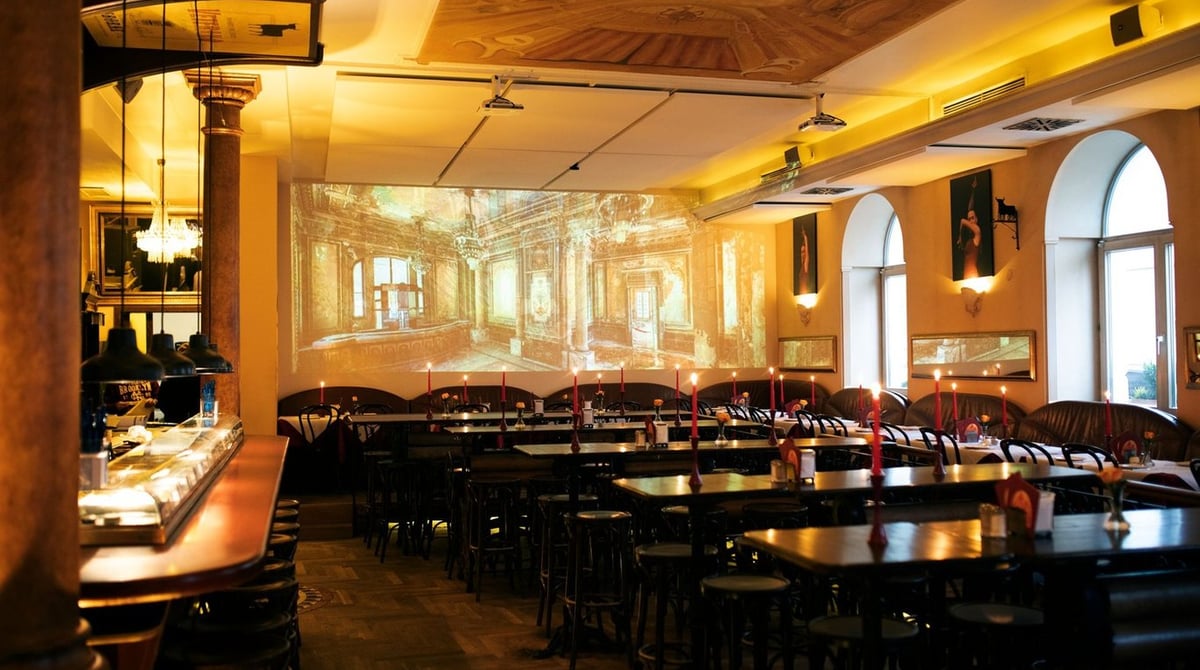 Gastraum des Teatro Bar Tapas mit Stuckdecke, Tischen und Tapas-Theke