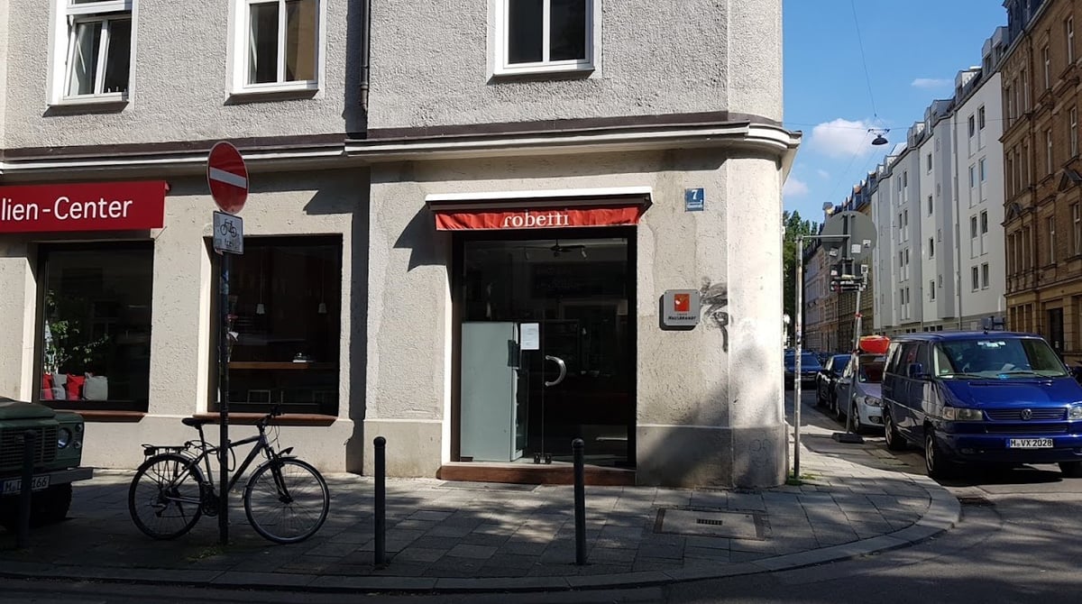 Eckhaus in der Klenzestraße mit roter Markise und Schriftzug robetti über dem Eingang