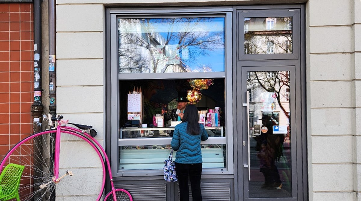 Außenansicht des Eiscafés in der Amalienstraße mit rosa Hochrad vor dem Schaufenster