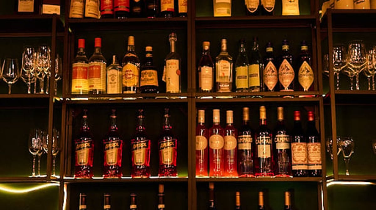 Beleuchtetes Flaschenregal der AMEA Bar