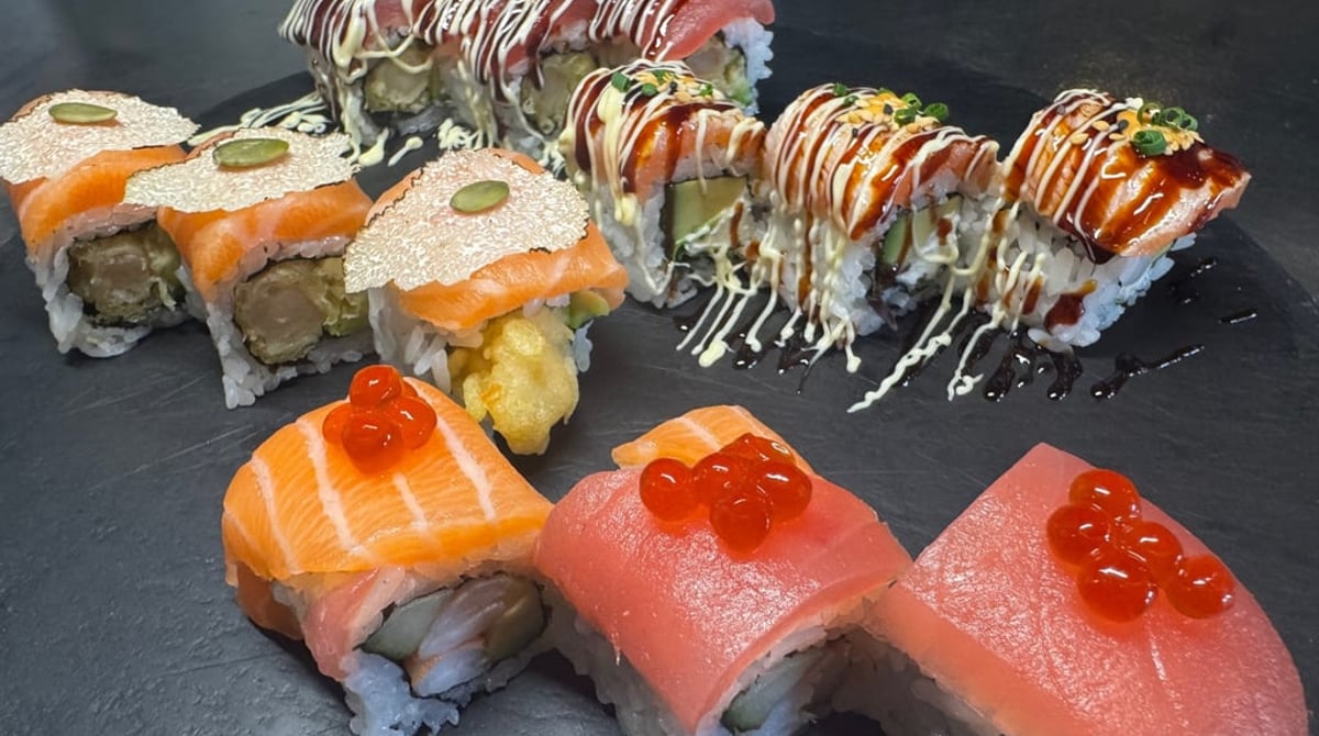 Fusion-Set mit Rolls und Lachs-Nigiri mit Kaviar auf einer Schieferplatte