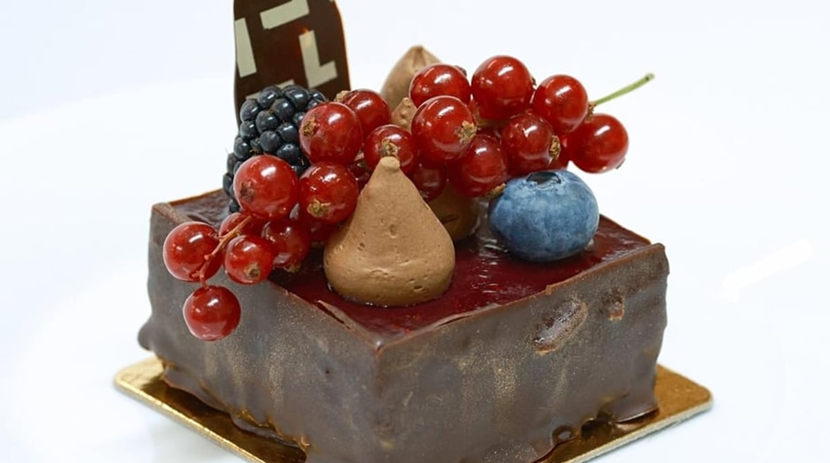 Schokoladentörtchen mit roten Johannisbeeren und Beeren