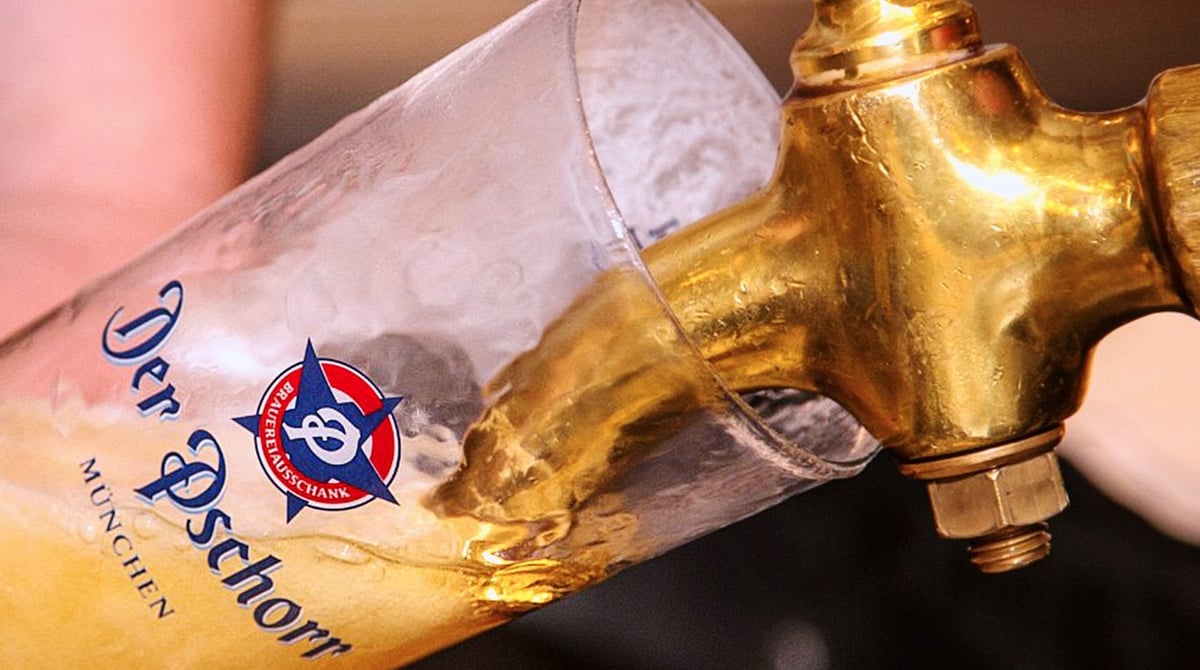 Edelhell läuft aus dem Messinghahn in ein Pschorr-Glas