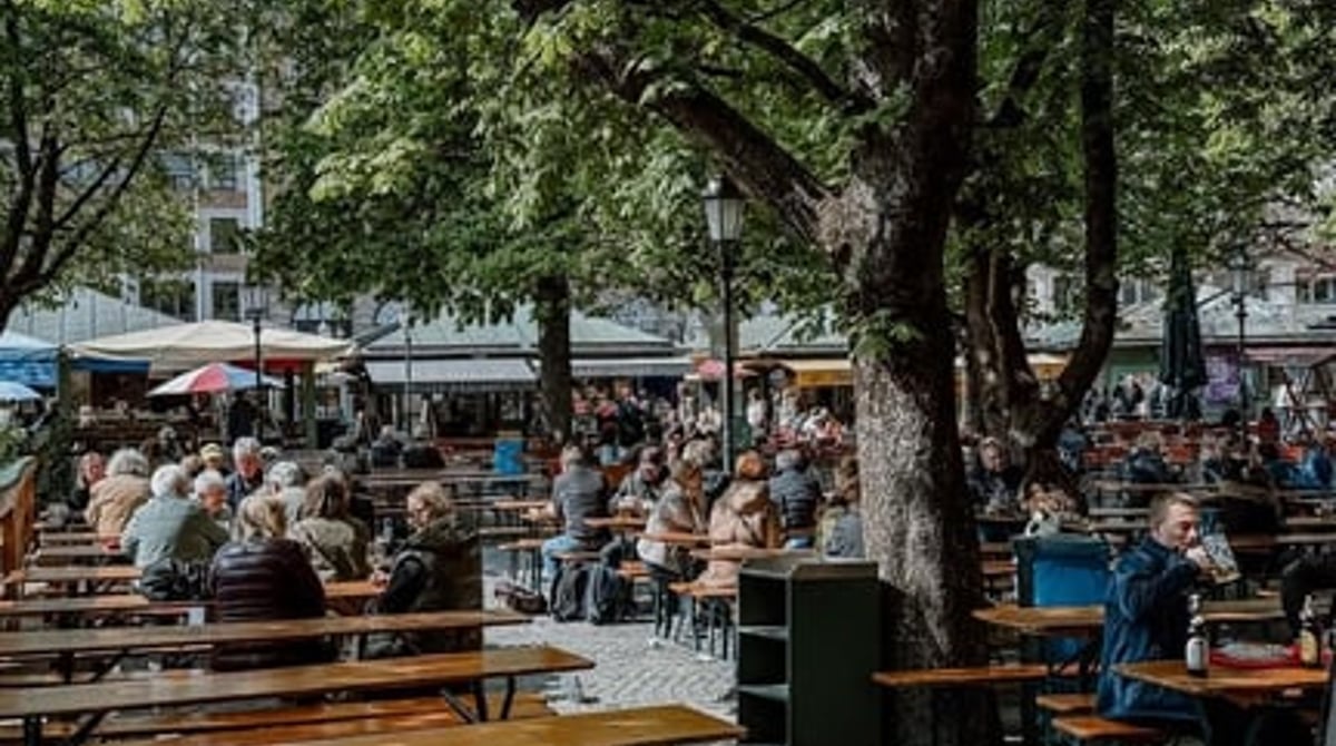 Biergarten am Viktualienmarkt mit Tischreihen