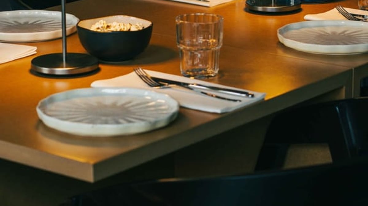 Gedeckter Tisch mit Tischlampen und Popcorn im Tuna Fish Club