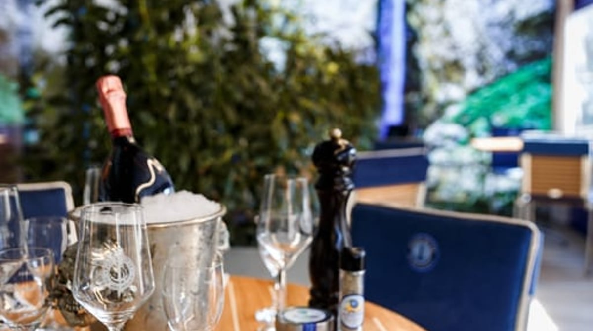 Bistrotisch bei Fisch Witte mit Bouillabaisse, Champagnerkühler und Weingläsern