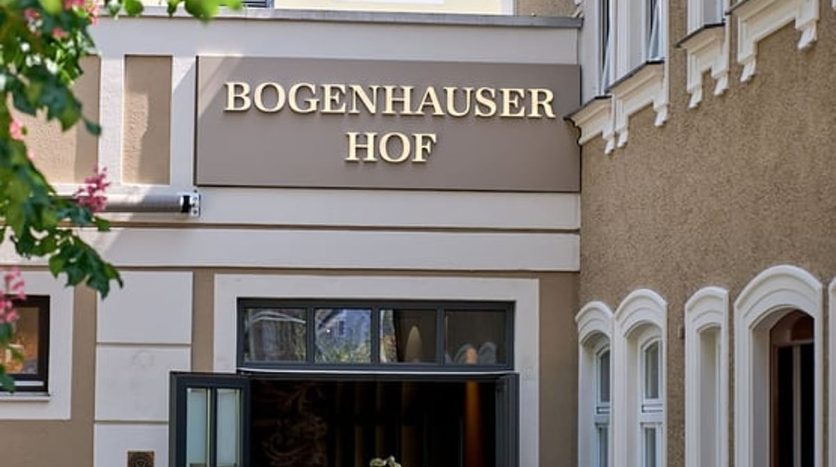 Der Eingang des Bogenhauser Hofs mit Schriftzug über der Tür
