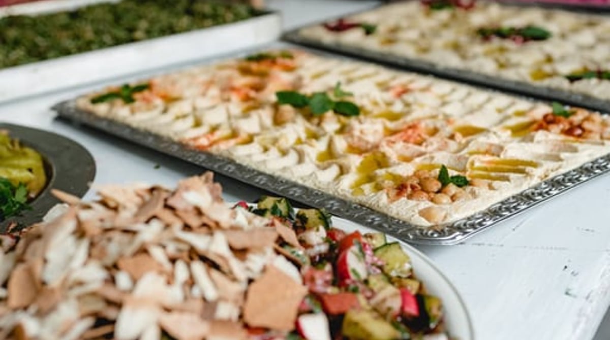 Buffet mit Salaten und Meze-Platten, wie es das BeirutBeirut für Catering anrichtet