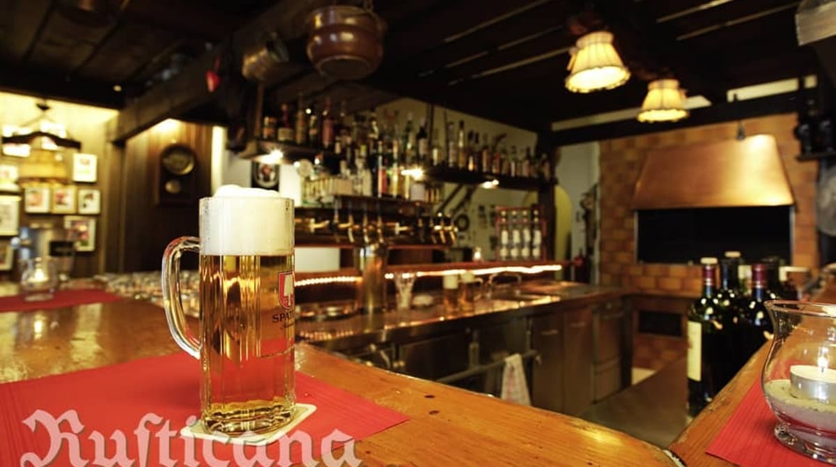 Bar und Gastraum des Rusticana mit gefülltem Bierglas auf der Theke