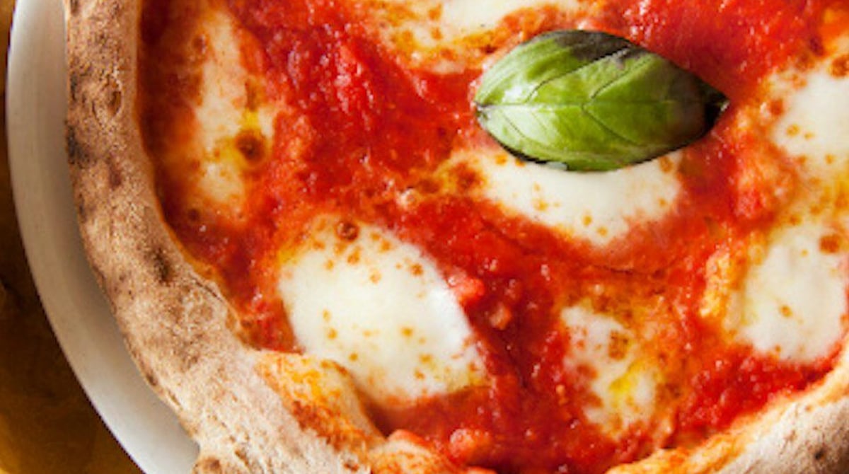 Pizza Margherita mit Basilikum aus dem Restaurant von Eataly München
