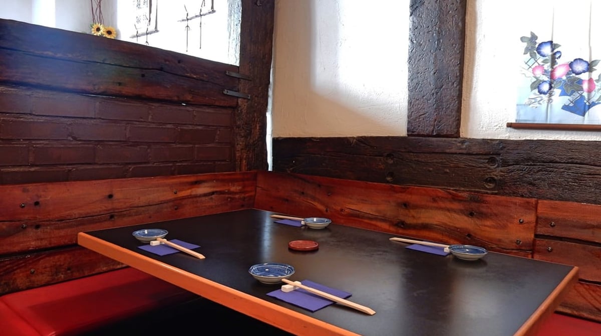 Sitzplatz mit Sitzgrube und roten Polstern im Japanzimmer