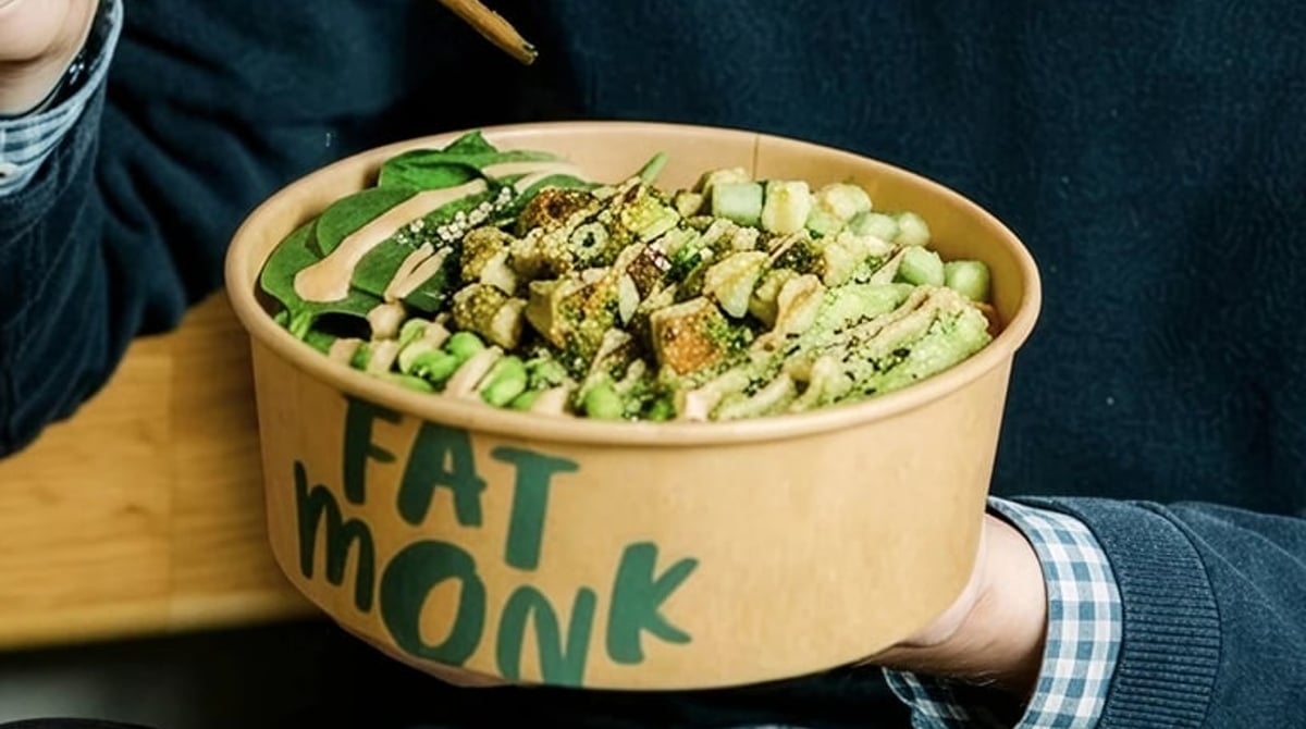 Bowl mit grünem Gemüse, gegessen mit Stäbchen