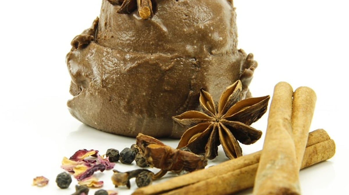 Gewürz-Schoko-Eis mit Sternanis, Zimtstangen und Gewürzen