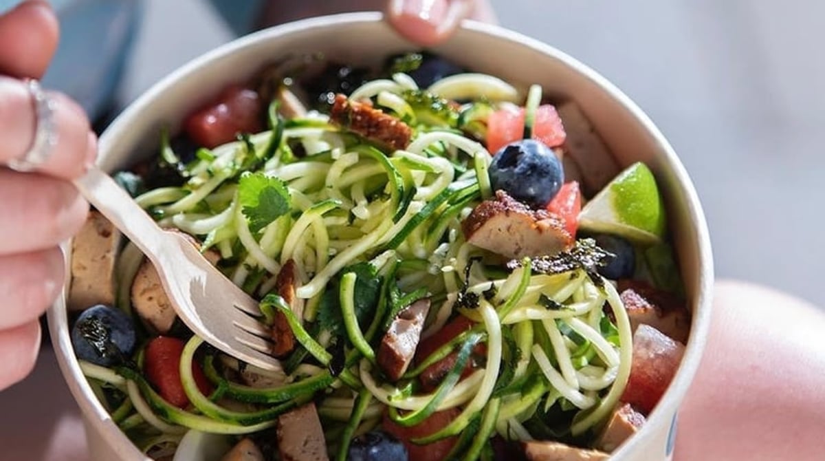 Bowl mit Zucchini-Nudeln, Heidelbeeren und Tofu in einer Aloha-Poke-Schale
