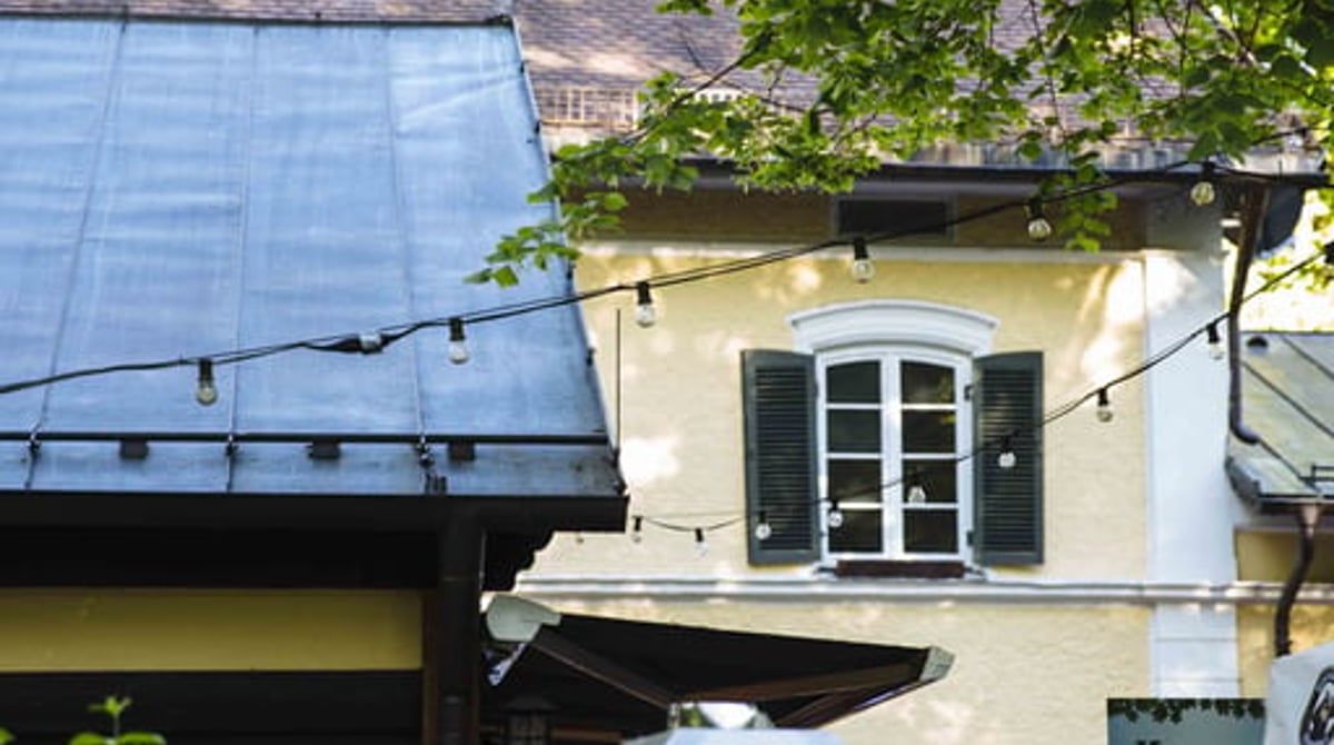 Ein Haus und ein kleineres Haus des Biergartens im Grünen