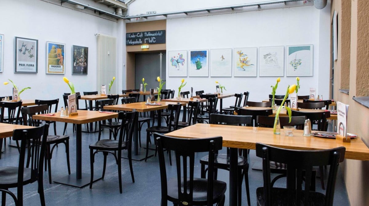 Der Lichthof der Cantina mit gedeckten Tischen