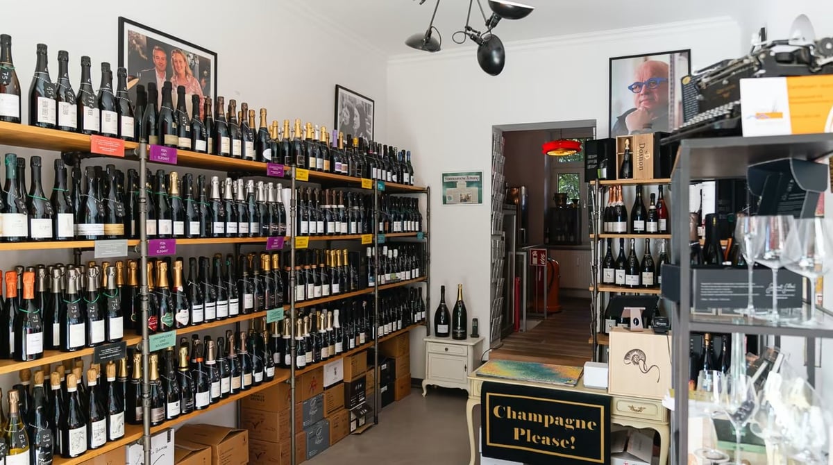 Regale mit Winzerchampagner in der Boutique von Champagne Characters